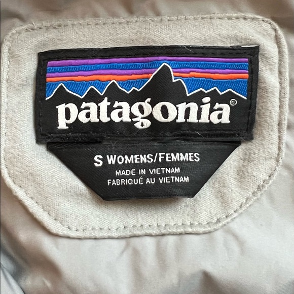Patagonia jacket. Worn 2 times. Small tear on front pocket - Picture 3 of 3